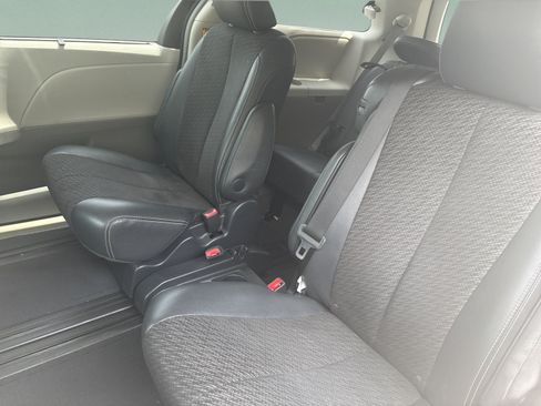 Used 2011 Toyota Sienna SE w/ Preferred Pkg FWD image 24