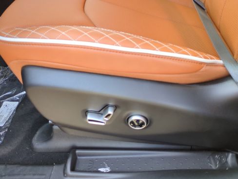 New 2026 Chrysler Pacifica Pinnacle image 14