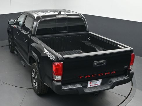 Used 2017 Toyota Tacoma TRD Sport image 39