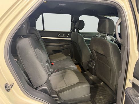 Used 2017 Ford Explorer XLT w/ Equipment Group 201A FWD image 19