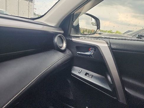 Used 2017 Toyota RAV4 XLE AWD/4WD image 17