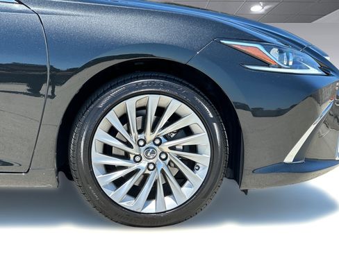 Used 2019 Lexus ES 300h w/ Accessory Package FWD image 34