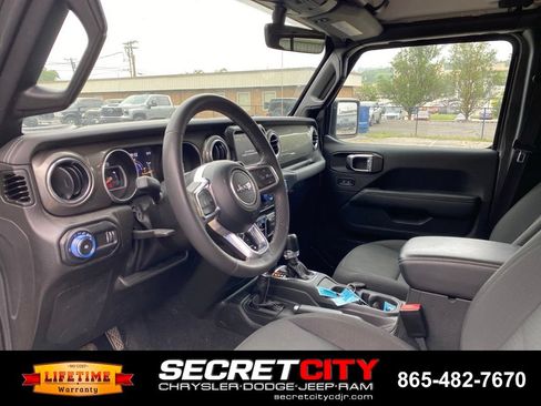 Used 2023 Jeep Wrangler Unlimited Sahara AWD/4WD image 13
