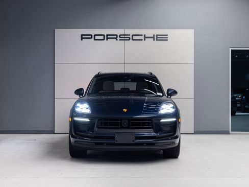 Certified 2023 Porsche Macan AWD/4WD image 10
