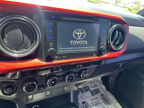 Used 2017 Toyota Tacoma TRD Sport AWD/4WD image 39
