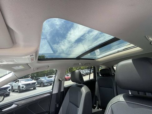 Used 2022 Volkswagen Tiguan SE FWD image 19