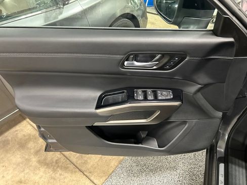 Used 2024 Nissan Pathfinder Platinum AWD/4WD image 15