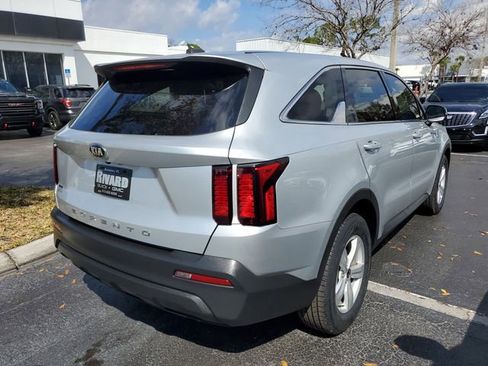 Used 2021 Kia Sorento LX image 4