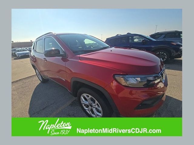 Used 2025 Jeep Compass Latitude w/ Sun & Sound Group AWD/4WD image 1