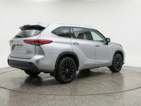 Used 2025 Toyota Highlander XSE AWD/4WD image 9