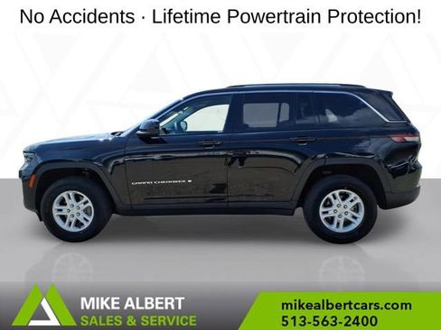 Used 2023 Jeep Grand Cherokee Laredo AWD/4WD image 4