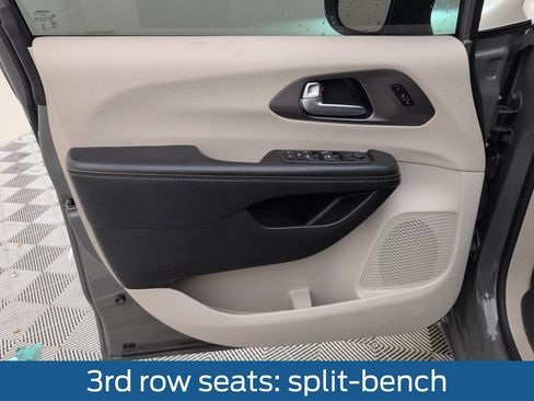 Used 2022 Chrysler Pacifica Touring-L FWD image 31