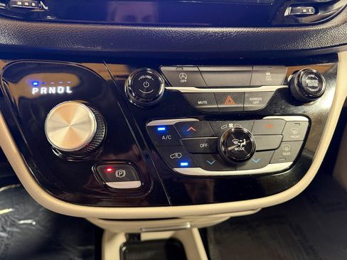 Used 2023 Chrysler Voyager LX FWD image 21