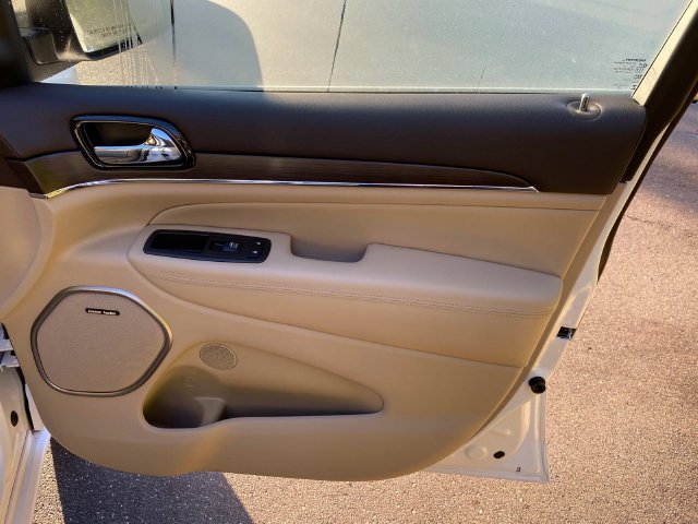 Used 2019 Jeep Grand Cherokee Overland AWD/4WD image 36