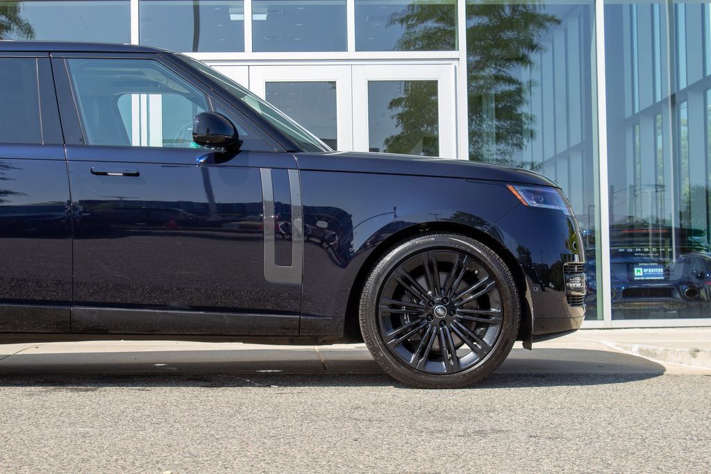 Used 2025 Land Rover Range Rover Long Wheelbase SE AWD/4WD image 5