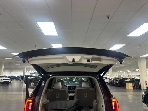 Used 2022 GMC Acadia Denali w/ Denali Technology Package FWD image 22