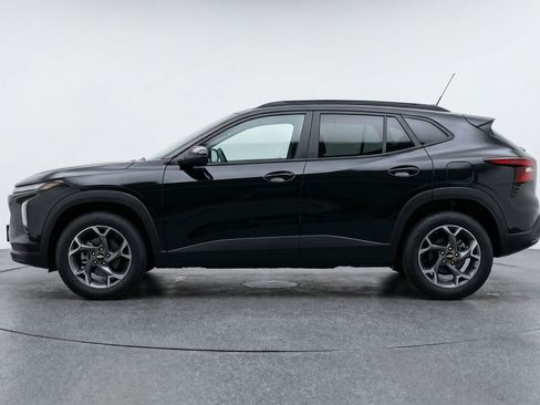 Used 2025 Chevrolet Trax LT w/ LT Convenience Package FWD image 5