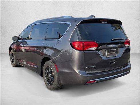 Used 2020 Chrysler Pacifica Touring-L image 9