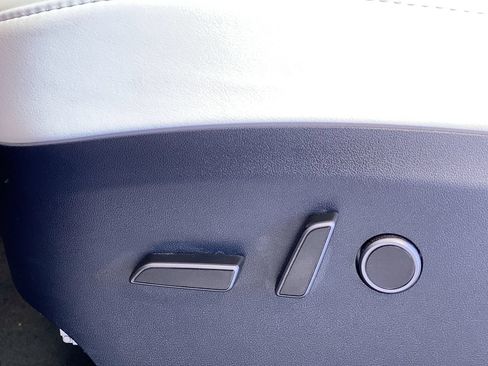Used 2024 Tesla Model Y Long Range AWD/4WD image 17