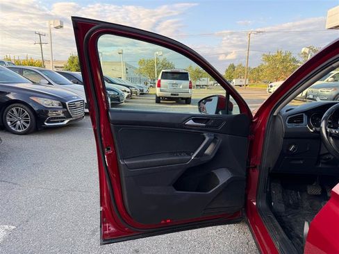 Used 2018 Volkswagen Tiguan SE AWD/4WD image 16