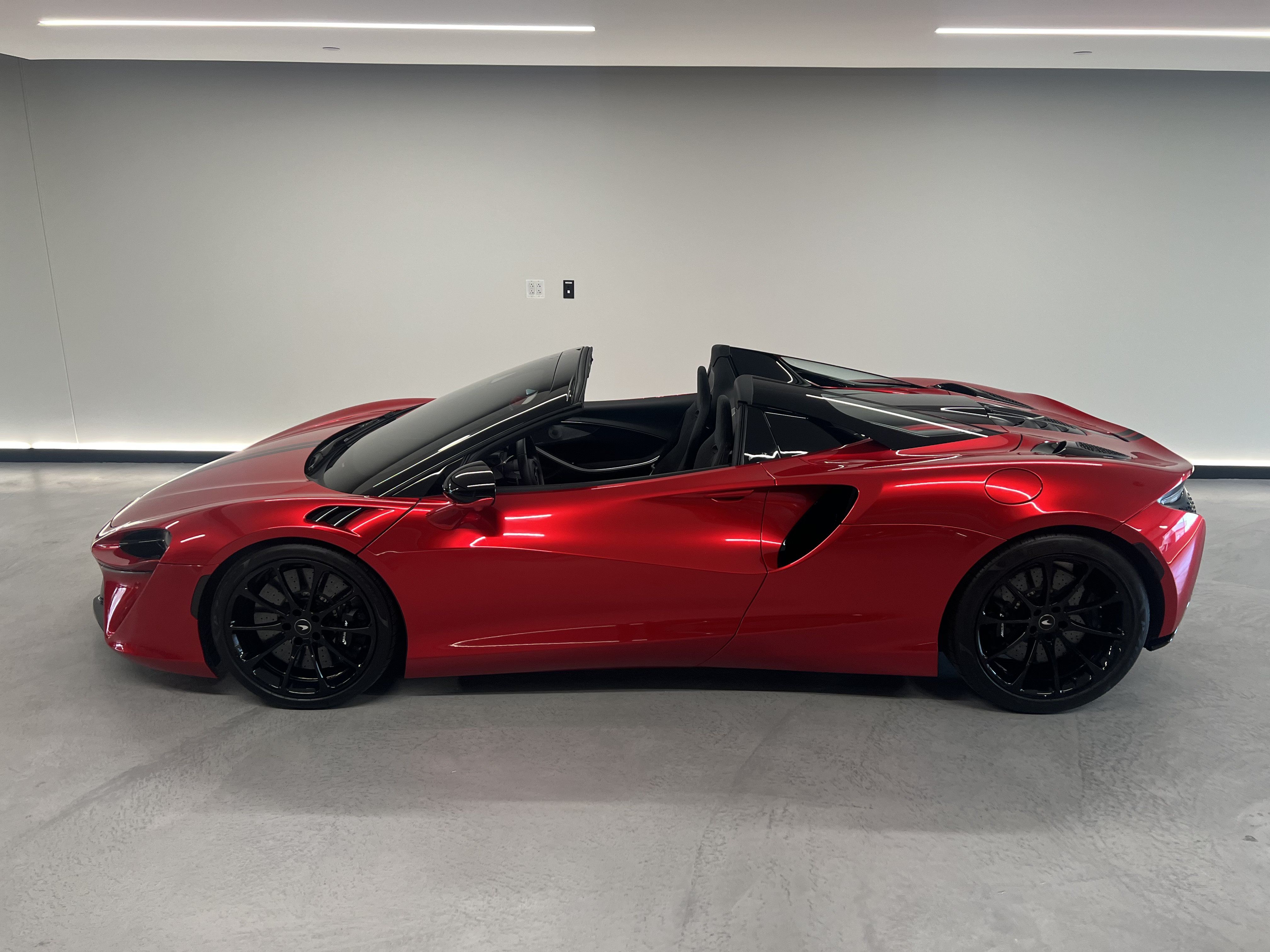 Used 2025 McLaren Artura Spider RWD image 2