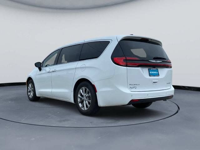 Used 2026 Chrysler Pacifica Limited FWD image 10
