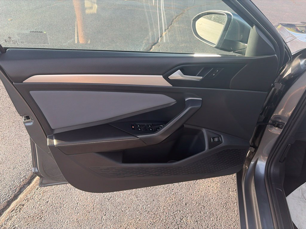 Used 2025 Volkswagen Jetta SE FWD image 14
