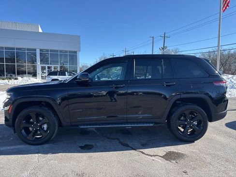Used 2023 Jeep Grand Cherokee Limited w/ Black Appearance Package image 17