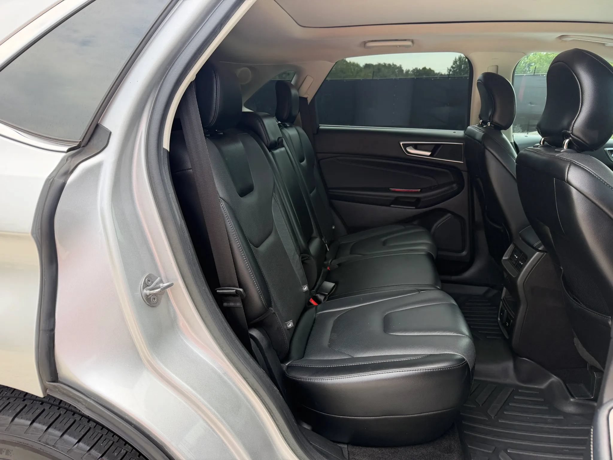 Used 2018 Ford Edge Titanium w/ Equipment Group 301A FWD image 12