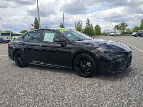 Certified 2025 Toyota Camry SE image 1