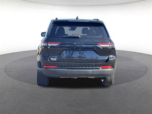 Used 2023 Jeep Grand Cherokee Altitude image 7