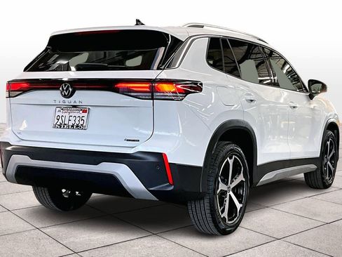 Used 2025 Volkswagen Tiguan SE w/ Panoramic Sunroof Package image 15