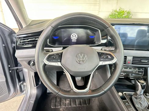 Used 2025 Volkswagen Jetta SE image 32