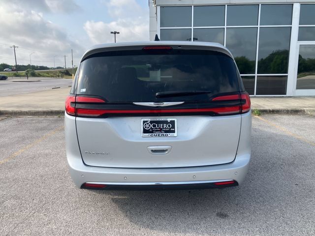Used 2023 Chrysler Pacifica Touring-L FWD image 4