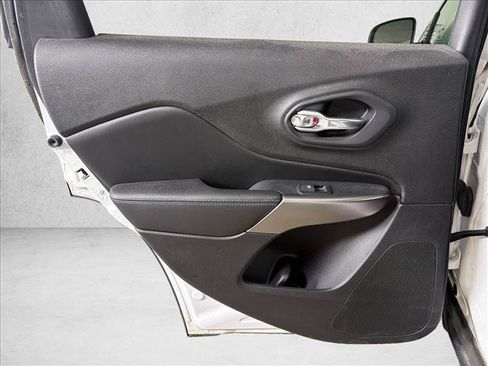 Used 2019 Jeep Cherokee Latitude w/ Popular Appearance Group FWD image 21