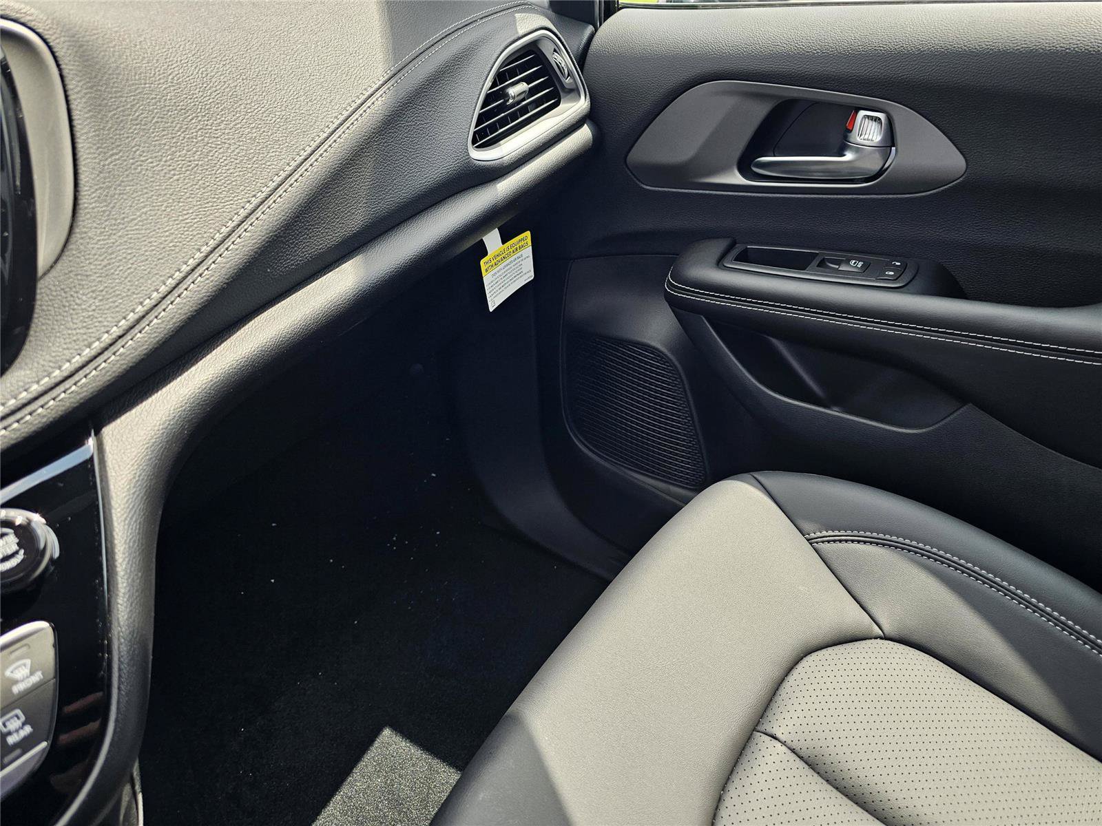 New 2027 Chrysler Pacifica Select FWD image 26