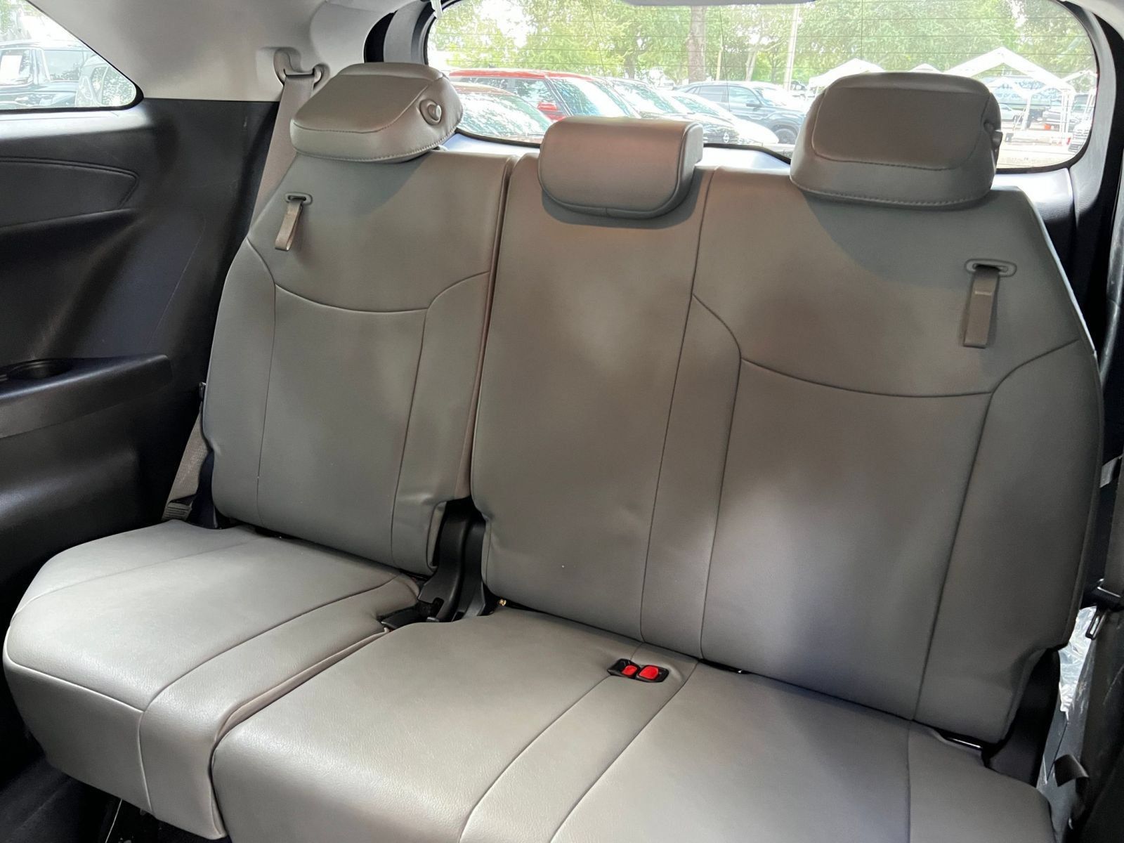 Used 2025 Toyota Sienna XLE FWD image 32