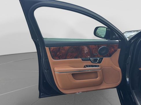 Used 2018 Jaguar XJ L Portfolio RWD image 10