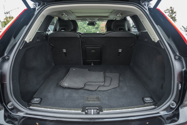Certified 2025 Volvo XC60 B5 Plus w/ Climate Package AWD/4WD image 10