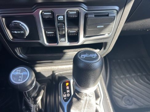Used 2020 Jeep Wrangler Unlimited Sahara image 21