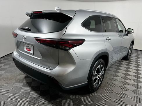 Certified 2024 Toyota Highlander XLE image 5