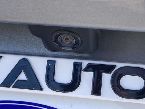 Used 2022 Volkswagen Taos SE FWD image 12