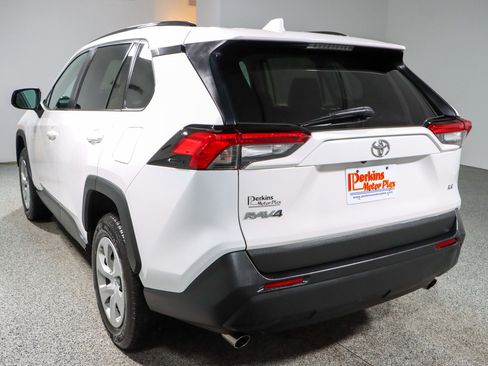 Used 2021 Toyota RAV4 LE image 9