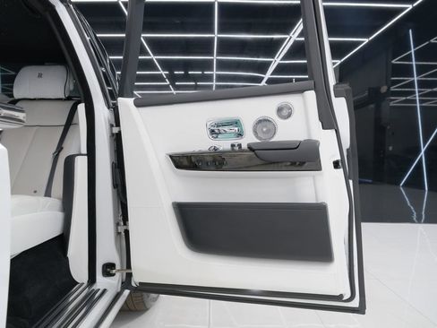 Used 2023 Rolls-Royce Phantom Sedan image 34