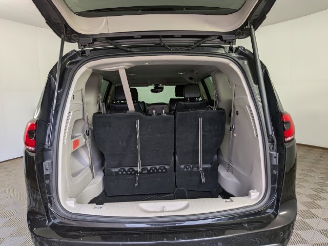 Used 2023 Chrysler Pacifica Touring-L FWD image 10