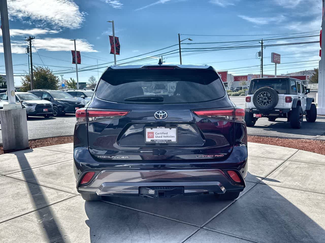Used 2021 Toyota Highlander Limited AWD/4WD image 4
