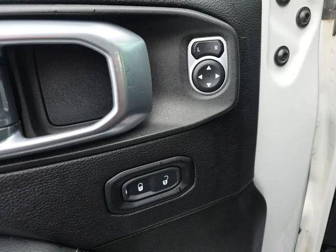 Used 2019 Jeep Wrangler Unlimited Sahara AWD/4WD image 12