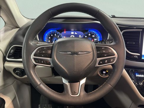 Used 2024 Chrysler Pacifica Touring-L FWD image 37