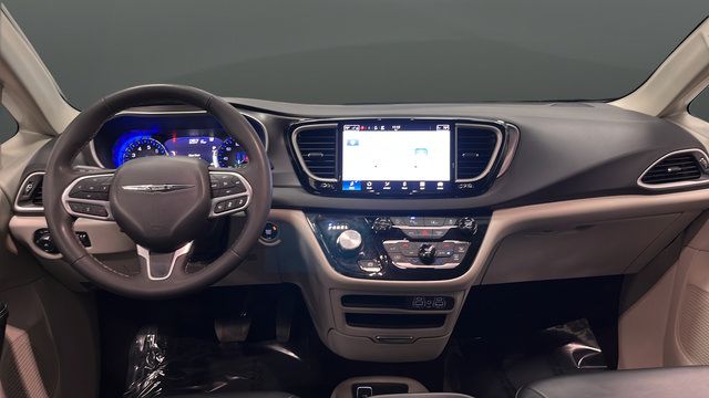 Used 2024 Chrysler Pacifica Touring-L FWD image 11