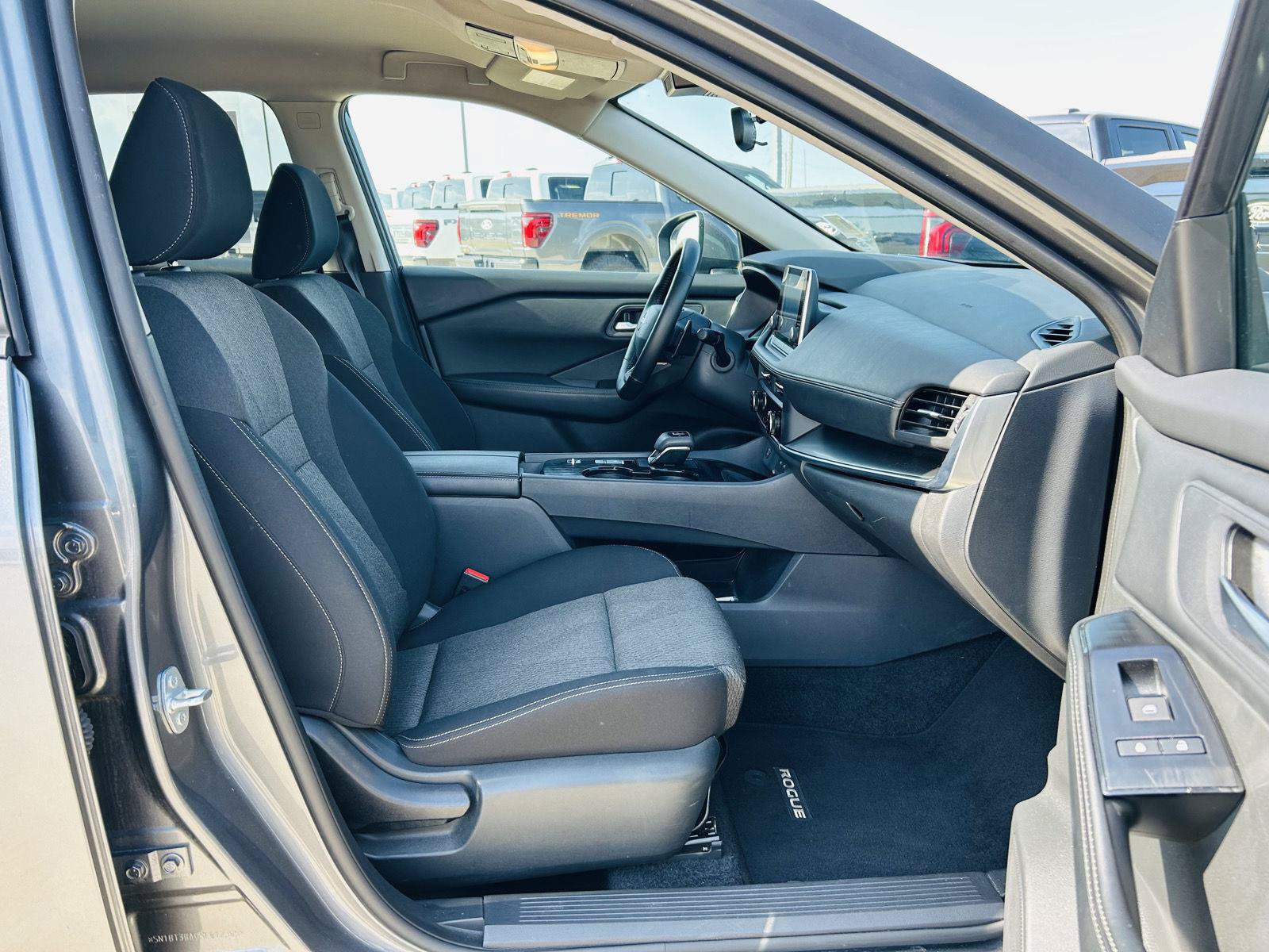 Used 2025 Nissan Rogue SV FWD image 30